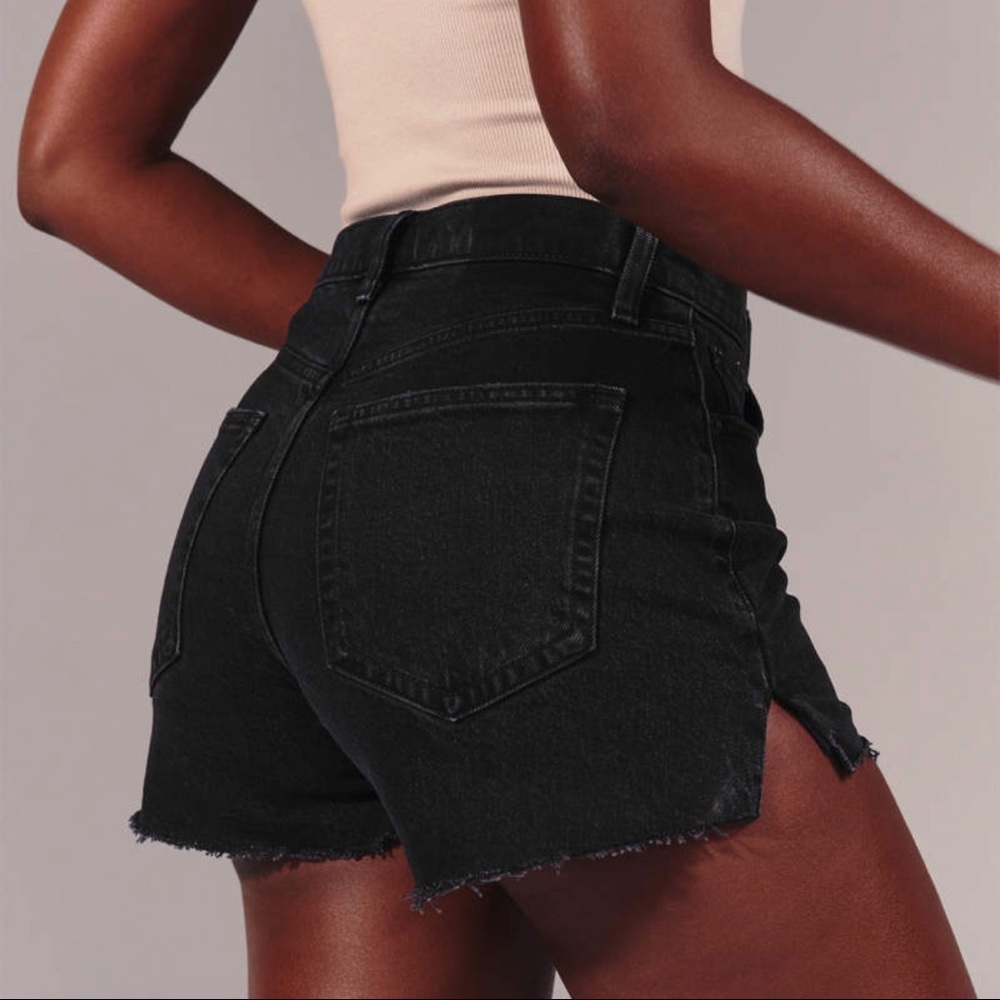 Abercrombie High Rise Mom Short. NWT!
